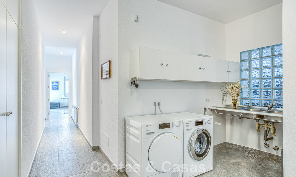 Ruime familievilla met 4 slaapkamers en zeezicht te koop in geprefereerde woonwijk in Oost Marbella 777267