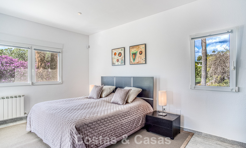 Ruime familievilla met 4 slaapkamers en zeezicht te koop in geprefereerde woonwijk in Oost Marbella 777268