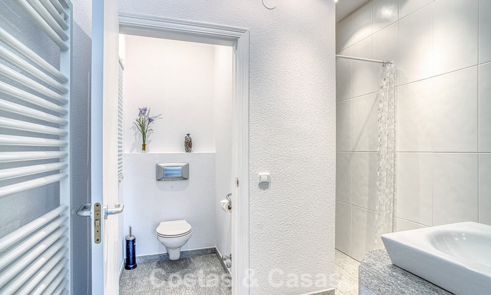 Ruime familievilla met 4 slaapkamers en zeezicht te koop in geprefereerde woonwijk in Oost Marbella 777269