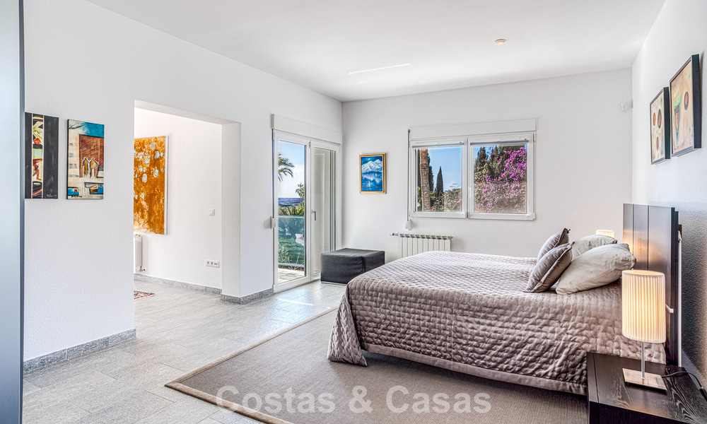 Ruime familievilla met 4 slaapkamers en zeezicht te koop in geprefereerde woonwijk in Oost Marbella 777270