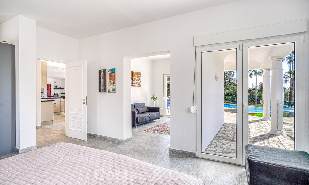 Ruime familievilla met 4 slaapkamers en zeezicht te koop in geprefereerde woonwijk in Oost Marbella 777271