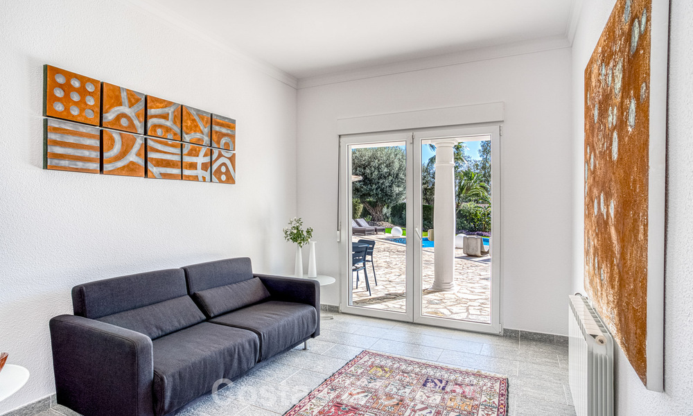 Ruime familievilla met 4 slaapkamers en zeezicht te koop in geprefereerde woonwijk in Oost Marbella 777272