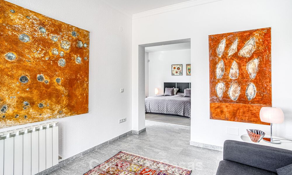 Ruime familievilla met 4 slaapkamers en zeezicht te koop in geprefereerde woonwijk in Oost Marbella 777273