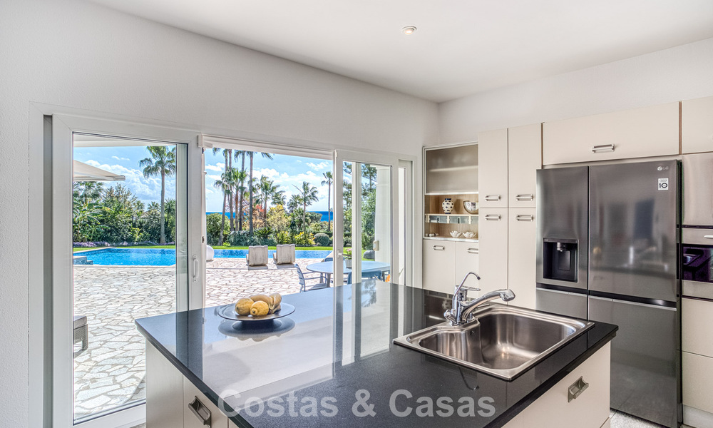 Ruime familievilla met 4 slaapkamers en zeezicht te koop in geprefereerde woonwijk in Oost Marbella 777274