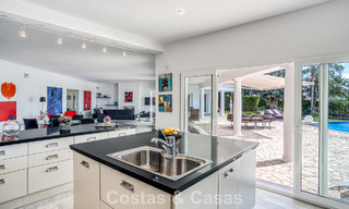 Ruime familievilla met 4 slaapkamers en zeezicht te koop in geprefereerde woonwijk in Oost Marbella 777275 