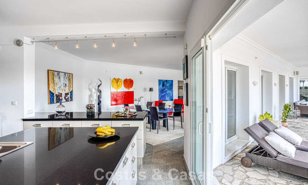 Ruime familievilla met 4 slaapkamers en zeezicht te koop in geprefereerde woonwijk in Oost Marbella 777276