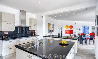 Ruime familievilla met 4 slaapkamers en zeezicht te koop in geprefereerde woonwijk in Oost Marbella 777277 