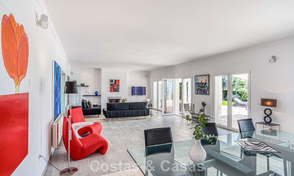 Ruime familievilla met 4 slaapkamers en zeezicht te koop in geprefereerde woonwijk in Oost Marbella 777278