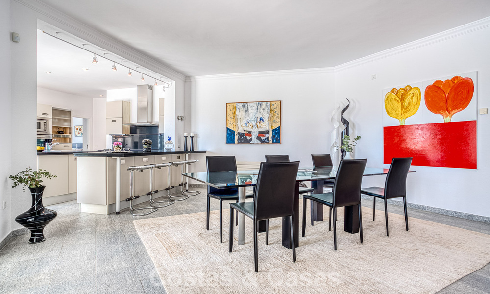 Ruime familievilla met 4 slaapkamers en zeezicht te koop in geprefereerde woonwijk in Oost Marbella 777283