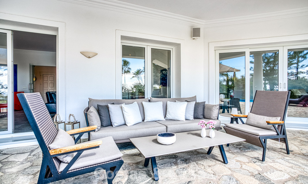 Ruime familievilla met 4 slaapkamers en zeezicht te koop in geprefereerde woonwijk in Oost Marbella 777284