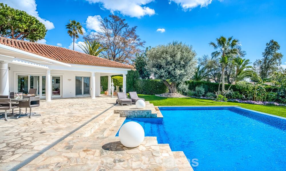 Ruime familievilla met 4 slaapkamers en zeezicht te koop in geprefereerde woonwijk in Oost Marbella 777286