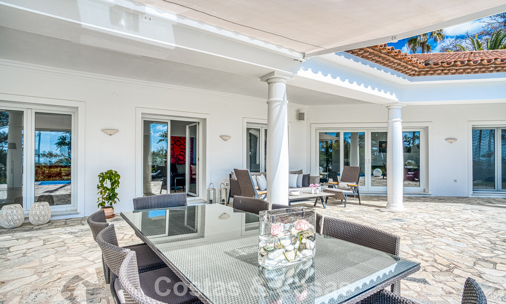 Ruime familievilla met 4 slaapkamers en zeezicht te koop in geprefereerde woonwijk in Oost Marbella 777287