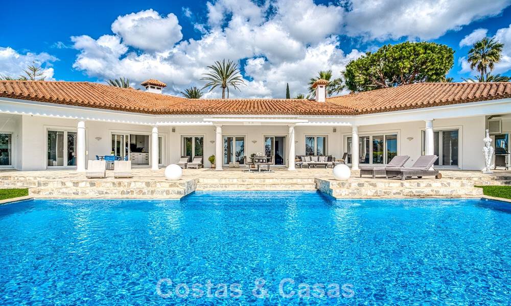 Ruime familievilla met 4 slaapkamers en zeezicht te koop in geprefereerde woonwijk in Oost Marbella 777288