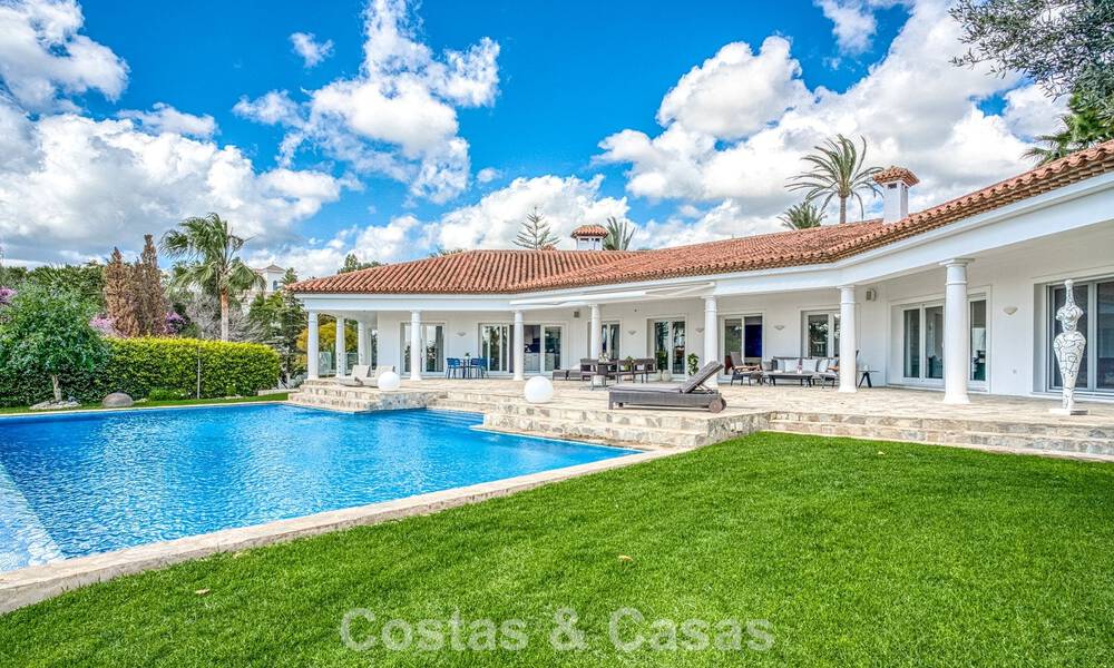 Ruime familievilla met 4 slaapkamers en zeezicht te koop in geprefereerde woonwijk in Oost Marbella 777289