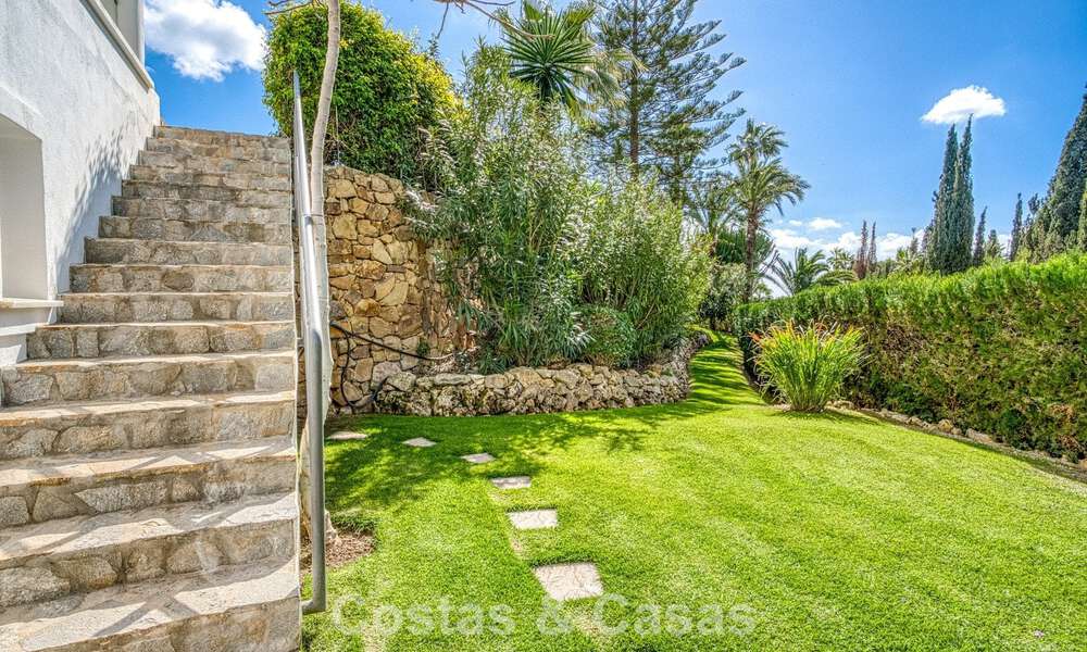 Ruime familievilla met 4 slaapkamers en zeezicht te koop in geprefereerde woonwijk in Oost Marbella 777292