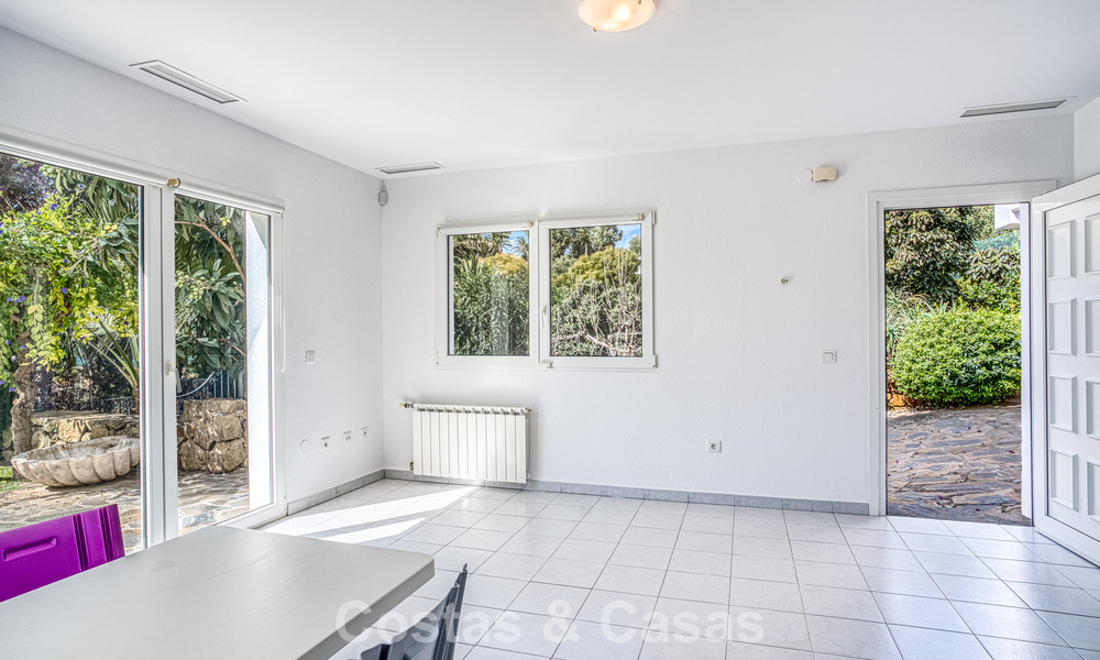 Ruime familievilla met 4 slaapkamers en zeezicht te koop in geprefereerde woonwijk in Oost Marbella 777294