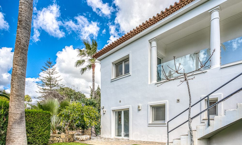 Ruime familievilla met 4 slaapkamers en zeezicht te koop in geprefereerde woonwijk in Oost Marbella 777296