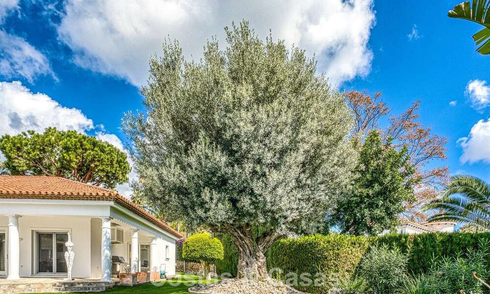 Ruime familievilla met 4 slaapkamers en zeezicht te koop in geprefereerde woonwijk in Oost Marbella 777297