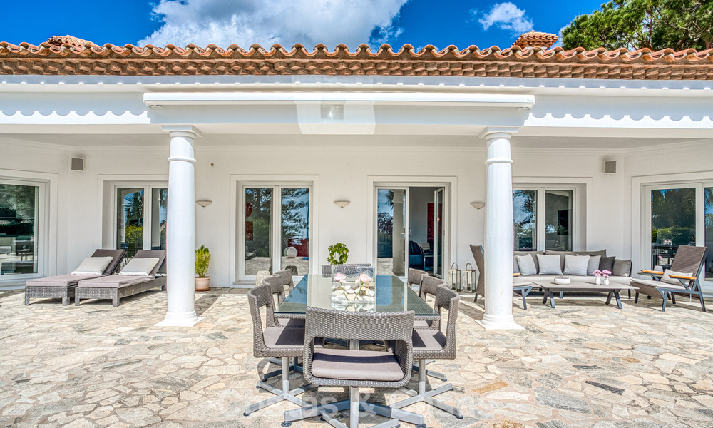 Ruime familievilla met 4 slaapkamers en zeezicht te koop in geprefereerde woonwijk in Oost Marbella 777298