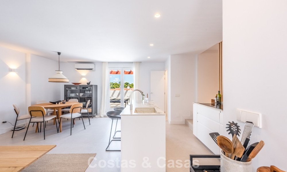 Gerenoveerd duplex penthouse te koop op loopafstand van alle voorzieningen en Puerto Banus in Nueva Andalucia, Marbella 777370