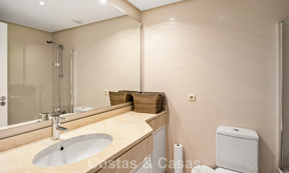 Tuinappartement te koop in een exclusief complex nabij een grote blauwe lagune aan de Costa del Sol 777442