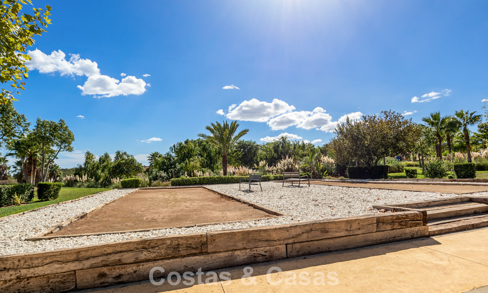 Tuinappartement te koop in een exclusief complex nabij een grote blauwe lagune aan de Costa del Sol 777444
