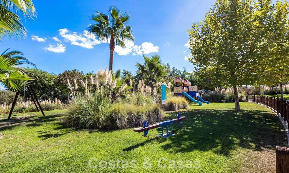 Tuinappartement te koop in een exclusief complex nabij een grote blauwe lagune aan de Costa del Sol 777445