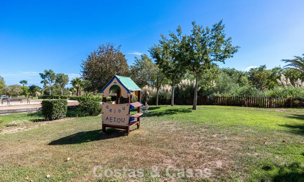 Tuinappartement te koop in een exclusief complex nabij een grote blauwe lagune aan de Costa del Sol 777446