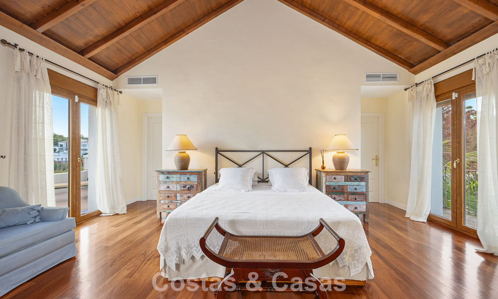 Ruime, Andalusische villa met panoramisch zeezicht te koop in vijfsterren golfresort in Marbella - Benahavis 777456