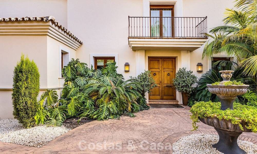 Ruime, Andalusische villa met panoramisch zeezicht te koop in vijfsterren golfresort in Marbella - Benahavis 777458