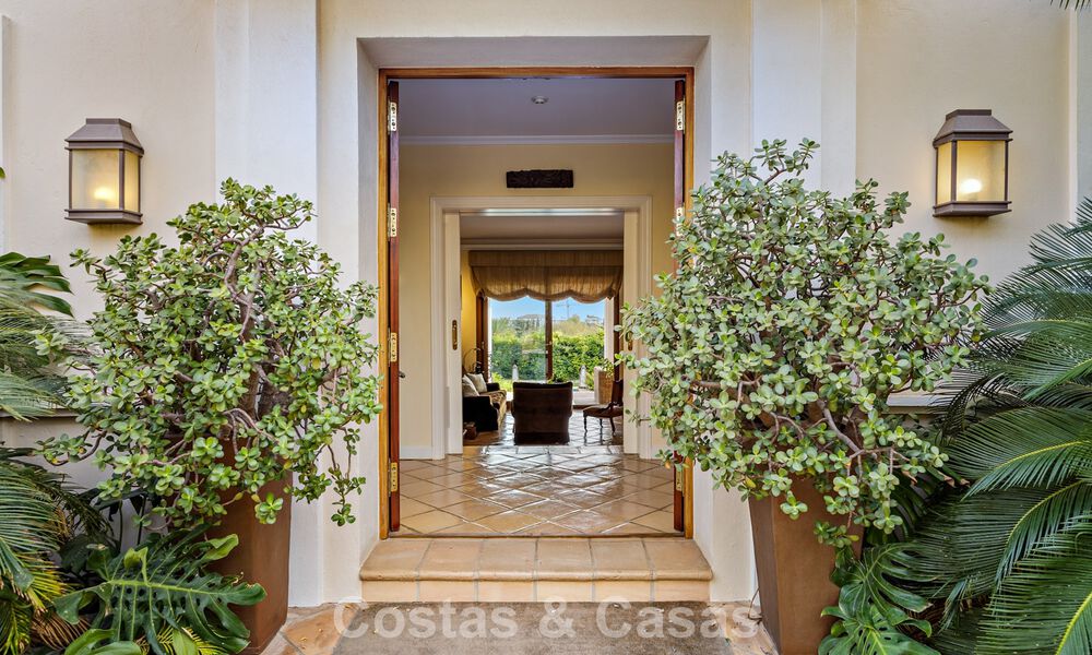 Ruime, Andalusische villa met panoramisch zeezicht te koop in vijfsterren golfresort in Marbella - Benahavis 777459