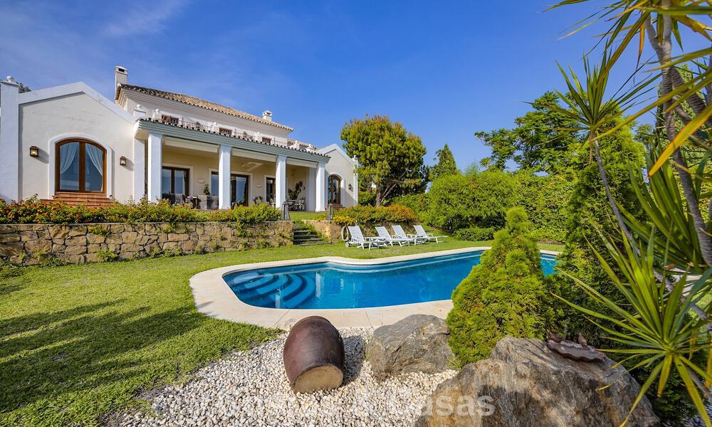 Ruime, Andalusische villa met panoramisch zeezicht te koop in vijfsterren golfresort in Marbella - Benahavis 777464