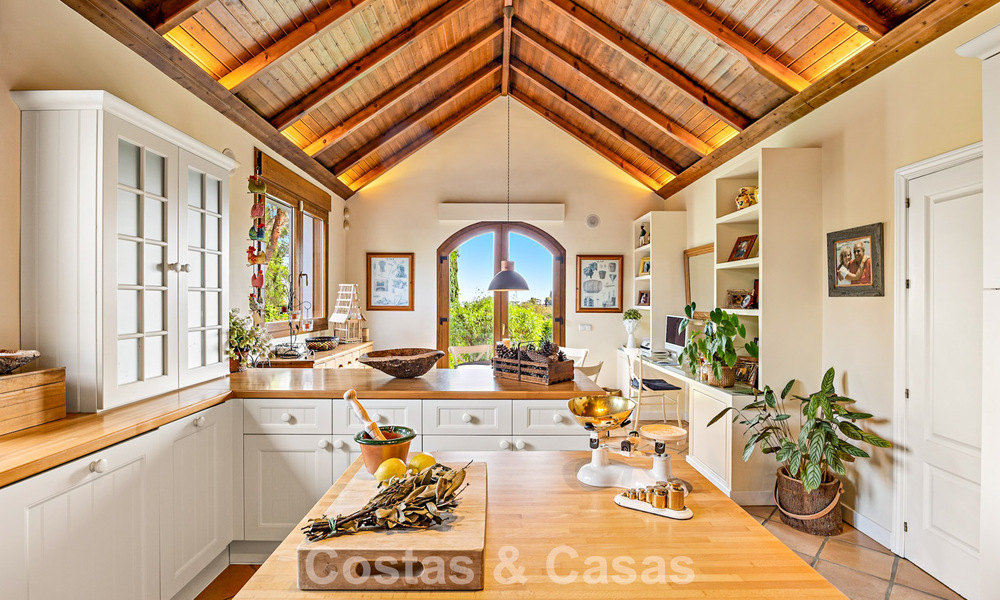 Ruime, Andalusische villa met panoramisch zeezicht te koop in vijfsterren golfresort in Marbella - Benahavis 777466