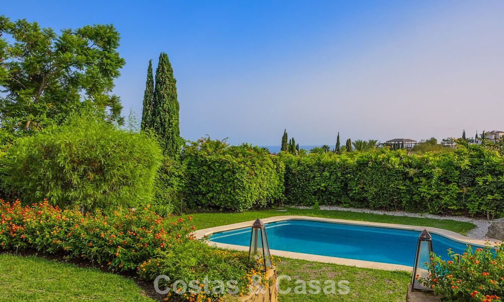 Ruime, Andalusische villa met panoramisch zeezicht te koop in vijfsterren golfresort in Marbella - Benahavis 777467