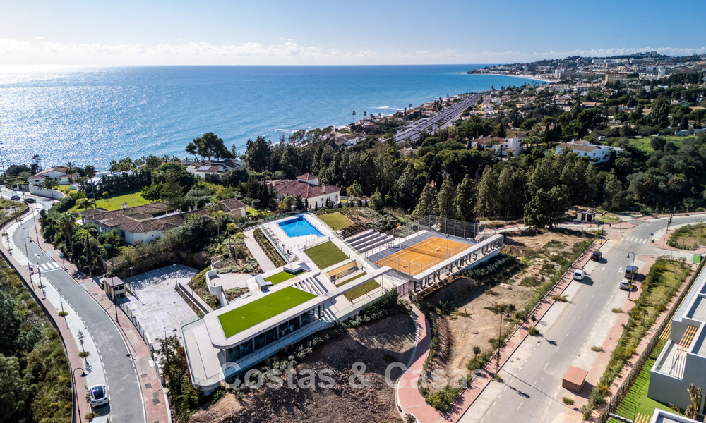 Modernistisch design schakelvilla met zeezicht te koop in een voorstaand resort in Mijas Costa, Costa del Sol 777835