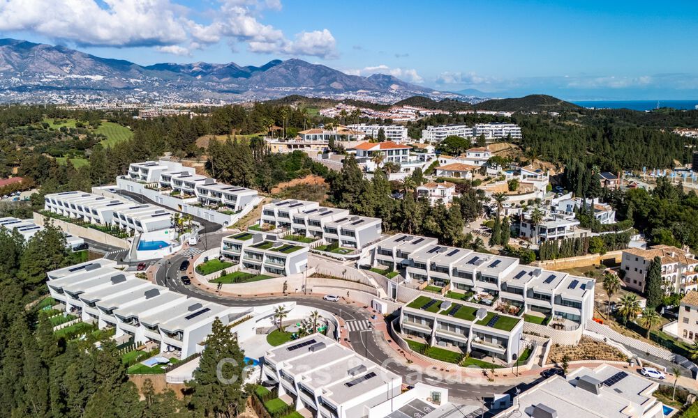 Modernistisch design schakelvilla met zeezicht te koop in een voorstaand resort in Mijas Costa, Costa del Sol 777839