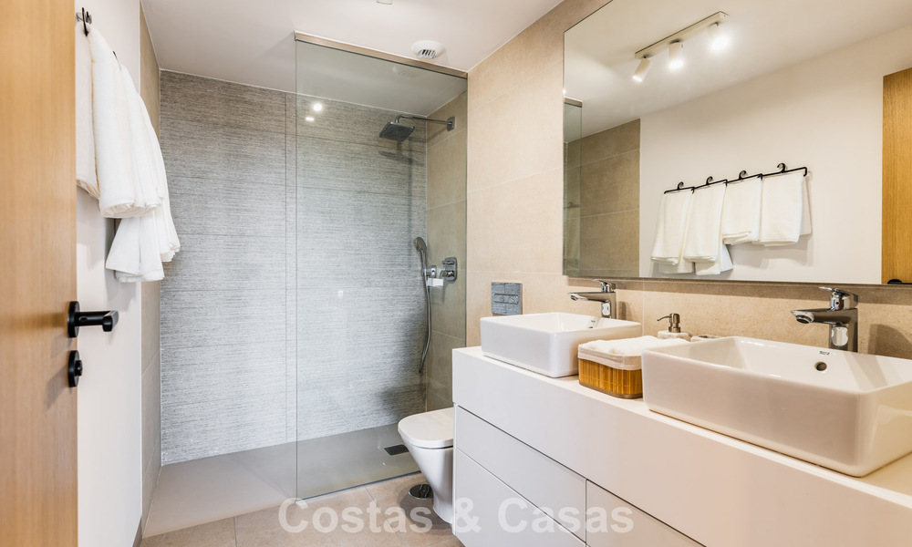 Modernistisch design schakelvilla met zeezicht te koop in een voorstaand resort in Mijas Costa, Costa del Sol 777842