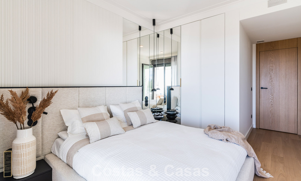 Modernistisch design schakelvilla met zeezicht te koop in een voorstaand resort in Mijas Costa, Costa del Sol 777846