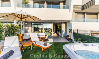 Modernistisch design schakelvilla met zeezicht te koop in een voorstaand resort in Mijas Costa, Costa del Sol 777863 