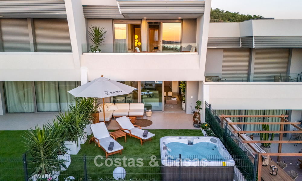 Modernistisch design schakelvilla met zeezicht te koop in een voorstaand resort in Mijas Costa, Costa del Sol 777866