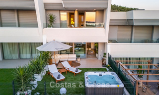 Modernistisch design schakelvilla met zeezicht te koop in een voorstaand resort in Mijas Costa, Costa del Sol 777866 