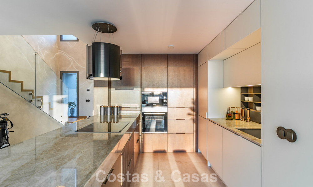 Modernistisch design schakelvilla met zeezicht te koop in een voorstaand resort in Mijas Costa, Costa del Sol 777873