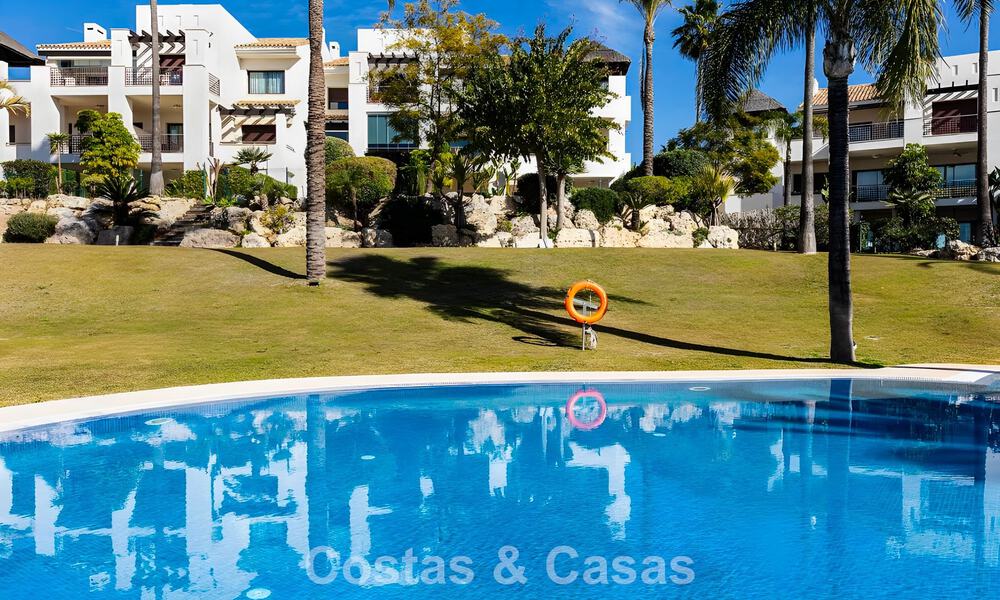 Ruim, instapklaar appartement te koop met grote tuin en zeezicht in een gated community in Benahavis - Marbella 777925