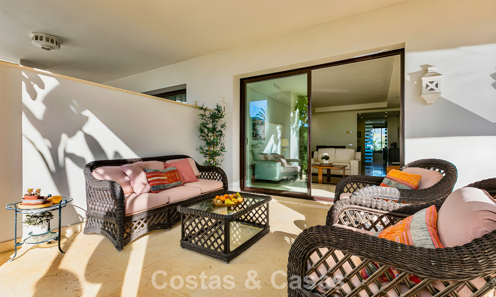 Ruim, instapklaar appartement te koop met grote tuin en zeezicht in een gated community in Benahavis - Marbella 777927