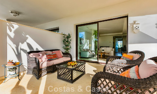 Ruim, instapklaar appartement te koop met grote tuin en zeezicht in een gated community in Benahavis - Marbella 777927 