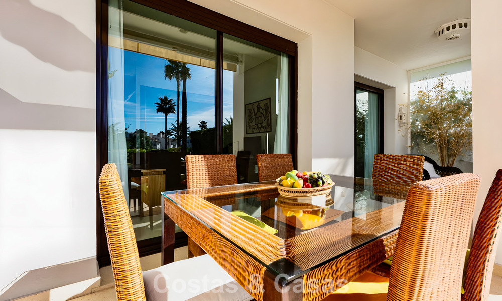 Ruim, instapklaar appartement te koop met grote tuin en zeezicht in een gated community in Benahavis - Marbella 777928