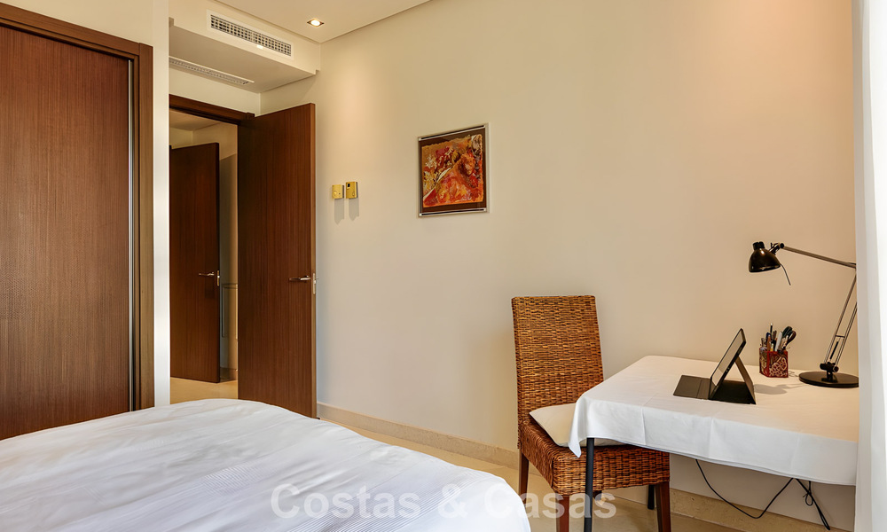 Ruim, instapklaar appartement te koop met grote tuin en zeezicht in een gated community in Benahavis - Marbella 777929