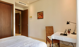 Ruim, instapklaar appartement te koop met grote tuin en zeezicht in een gated community in Benahavis - Marbella 777929 