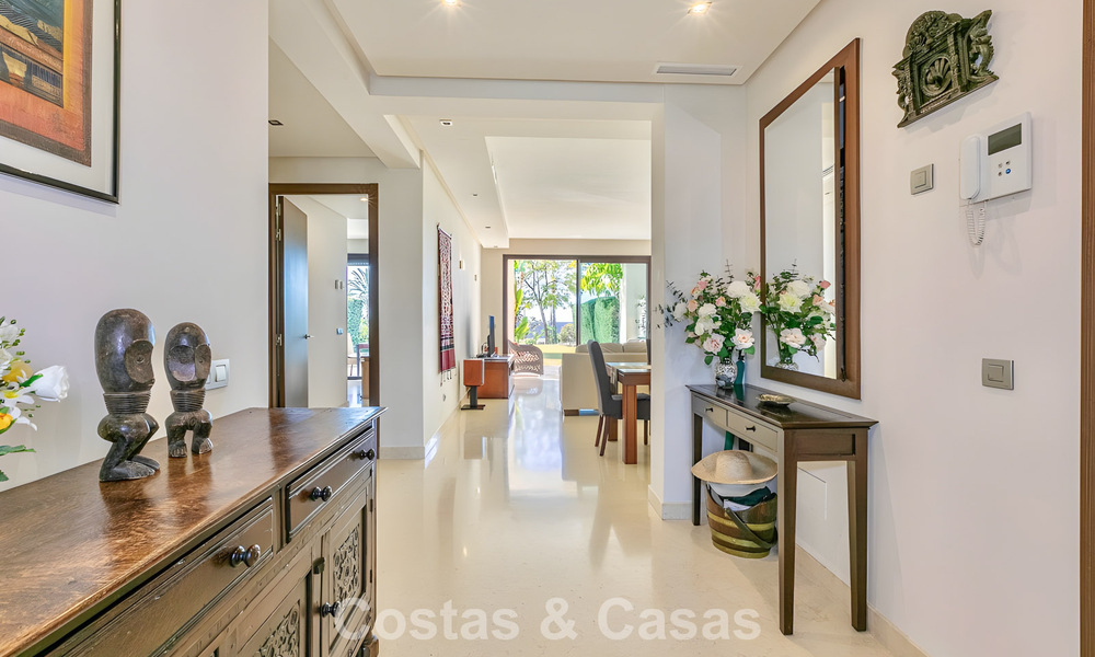 Ruim, instapklaar appartement te koop met grote tuin en zeezicht in een gated community in Benahavis - Marbella 777931