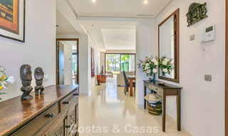 Ruim, instapklaar appartement te koop met grote tuin en zeezicht in een gated community in Benahavis - Marbella 777931 